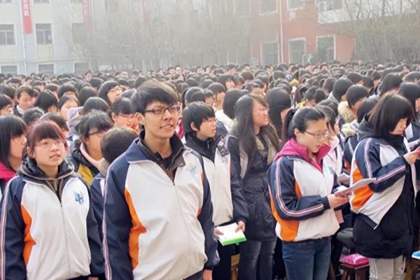 中学生衣服搭配图片男（如何打造潮流中学生形象）.