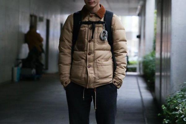 适合大学生穿的男式羽绒服（男士羽绒服这样穿）.