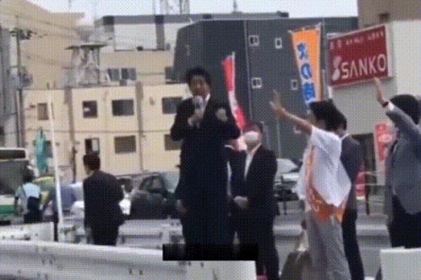 安倍保镖为什么公文包盾牌没打开.