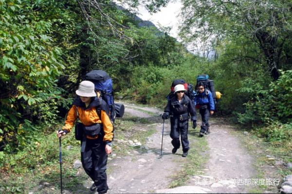 55升登山包怎么绑蛋巢垫和帐篷.