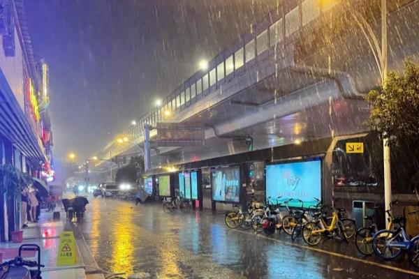 下雨天叫贺涵是什么意思.