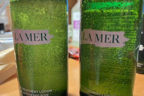 lamer精粹水瓶底批号是蓝色的字.