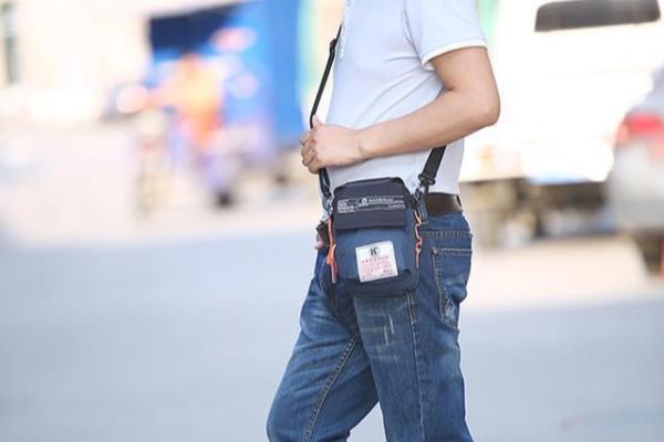 斜挎包男怎么背