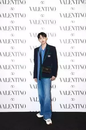 华伦天奴高跟鞋在国外哪里买便宜(1)