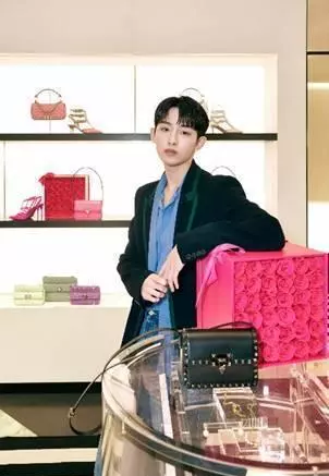 华伦天奴高跟鞋在国外哪里买便宜(2)