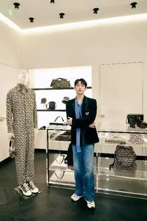 华伦天奴高跟鞋在国外哪里买便宜(3)