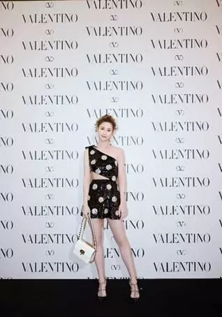 华伦天奴高跟鞋在国外哪里买便宜(4)