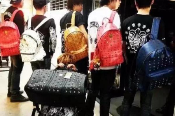 mcm中号双肩包能装下mac么