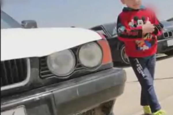 18岁男子开父母的宝马跑车漂移