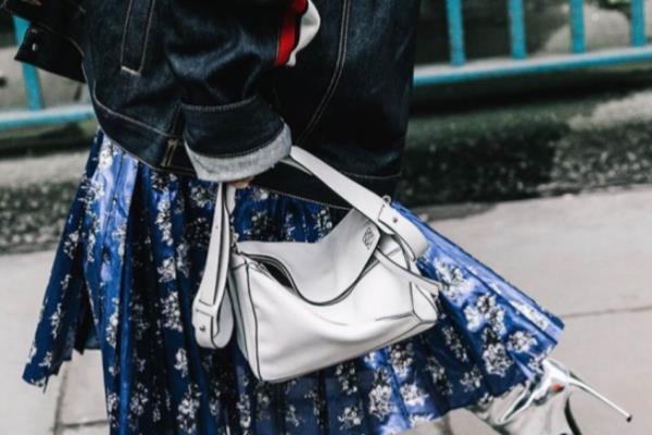 白色皮包染色怎么去除小窍门