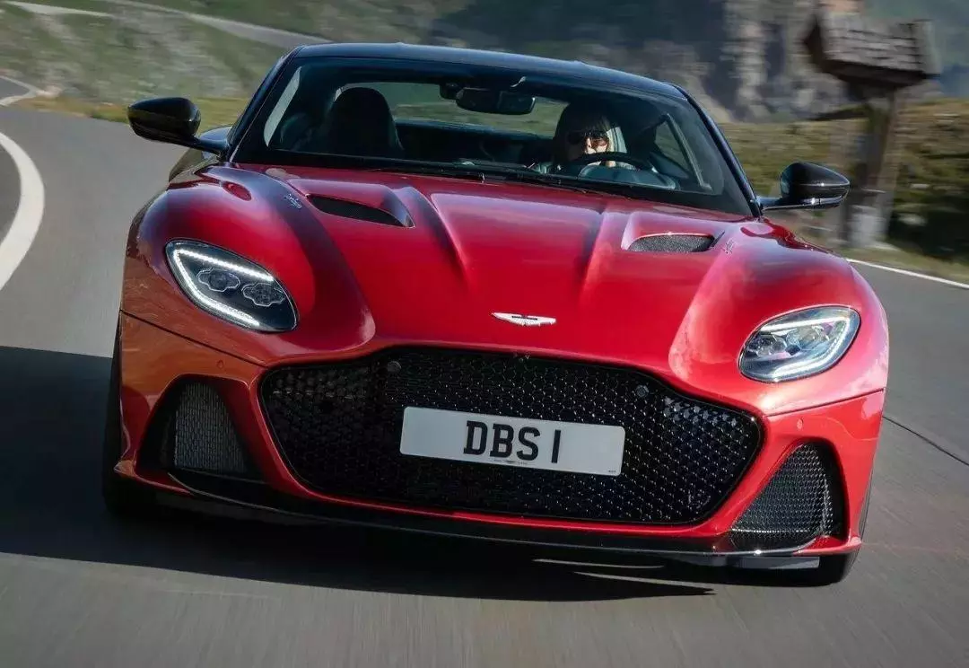 宾利欧陆gt和阿斯顿马丁哪个好(2)