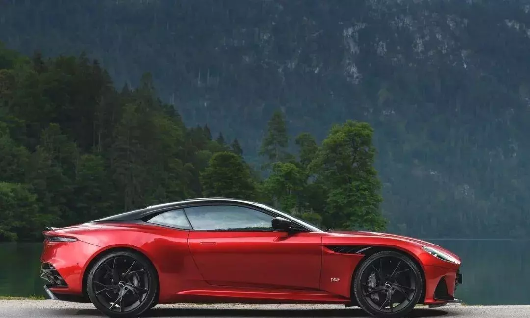 宾利欧陆gt和阿斯顿马丁哪个好(4)