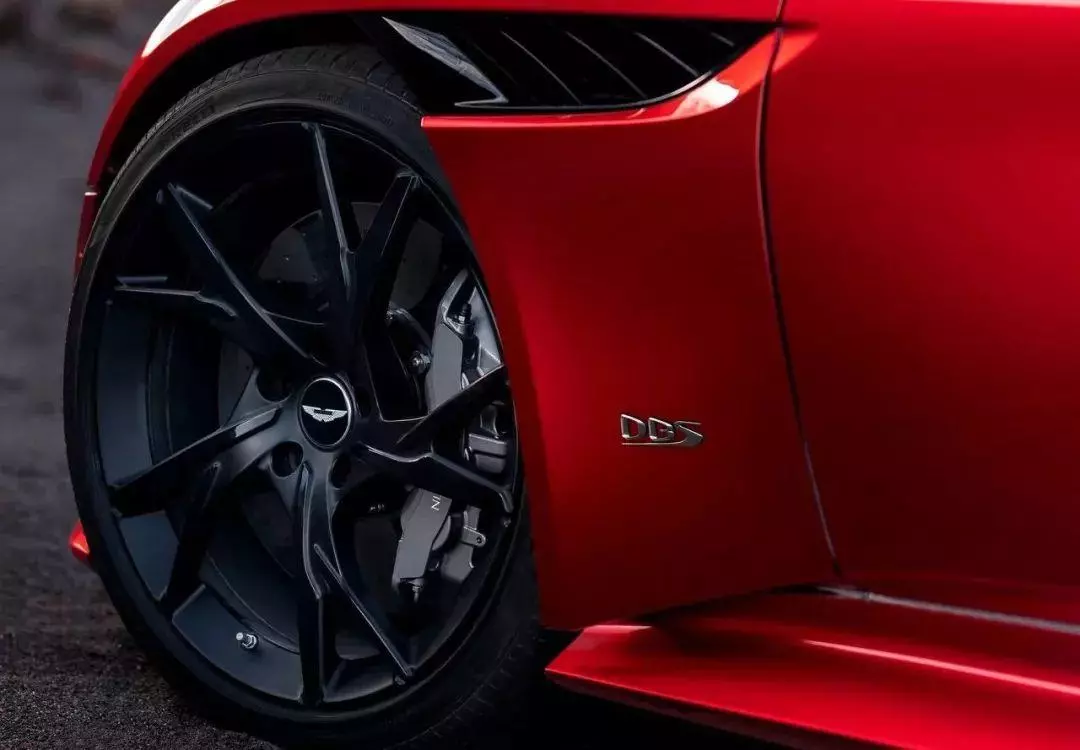 宾利欧陆gt和阿斯顿马丁哪个好(6)