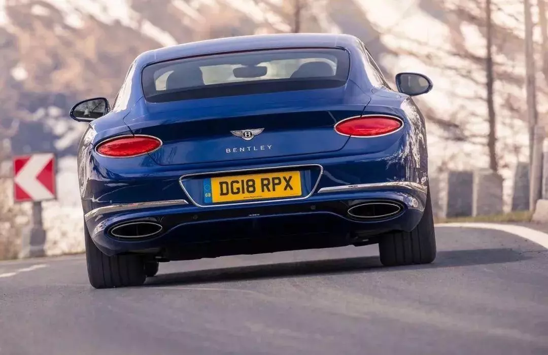 宾利欧陆gt和阿斯顿马丁哪个好(7)