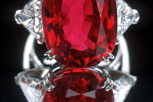 钻石与宝石哪一个值钱