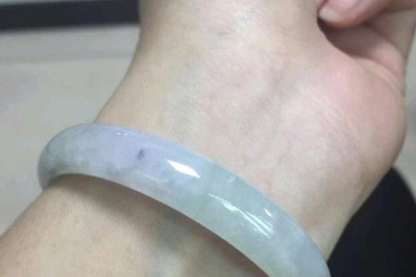 女人玉镯应该戴左手还是右手