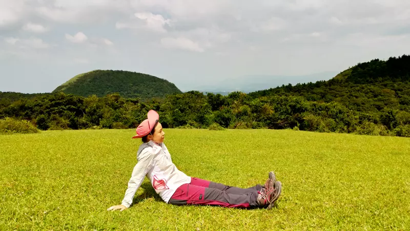 迪卡侬17l登山包登山杖怎么挂(12)