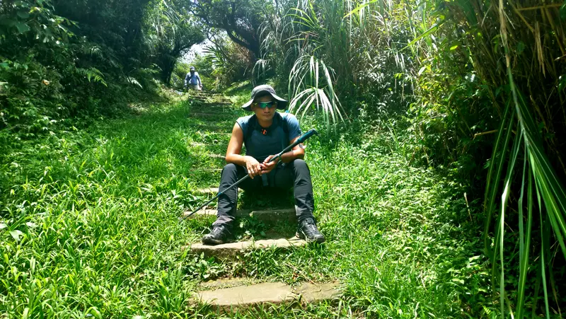 迪卡侬17l登山包登山杖怎么挂(13)